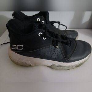 Under Armour Dark Textured Footwear